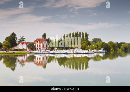 Il fiume Yonne nella città di Joigny, Yonne, Borgogna, in Francia, in Europa Foto Stock