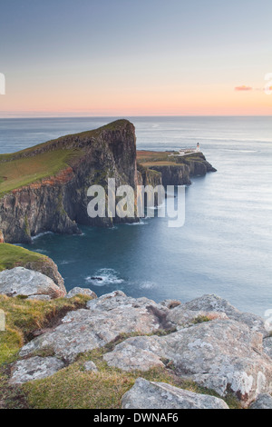 Neist Point lighthouse sulla costa nord-ovest dell'Isola di Skye, Ebridi Interne, Scotland, Regno Unito, Europa Foto Stock