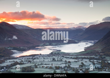 Crummock acqua e il circostante fells nel Parco Nazionale del Distretto dei Laghi, Cumbria, England, Regno Unito, Europa Foto Stock