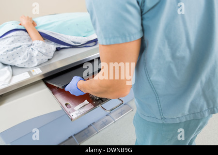 Infermiere Film di regolazione in Xray tabella Foto Stock