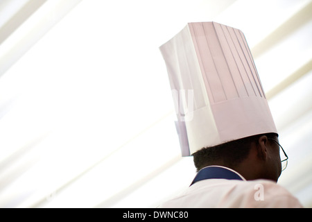 Lo Chef indossando un cappello chef Foto Stock