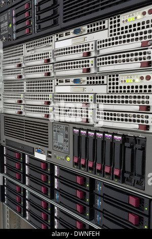 Stack di server con unità disco rigido in un data center di backup e archiviazione di dati Foto Stock
