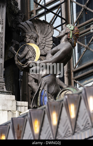 Statua della regina di volta in sella nella sua nave di commercio sopra l'entrata di dal grande magazzino Selfridges, Londra. Foto Stock