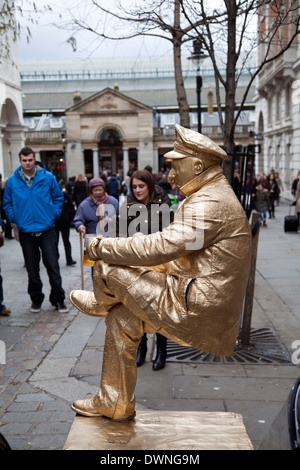 Oro statua vivente in Covent Garden di Londra - Regno Unito Foto Stock