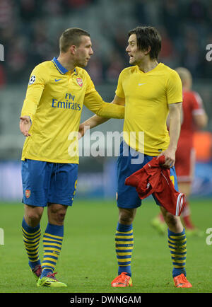 Lukas Podolski (L) e Tomas ROSICKY arsenale di parlare dopo la UEFA Champions League round di 16 seconda gamba partita di calcio tra il Bayern Monaco e Arsenal FC a Monaco di Baviera, Germania, 11 marzo 2014. Foto: ANDREAS GEBERT/DPA Foto Stock