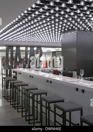 La Moda lab a Harrods, Londra, Regno Unito. Architetto: Trovati Associates, 2013. Vista interna in insalata cucina ristorante Foto Stock