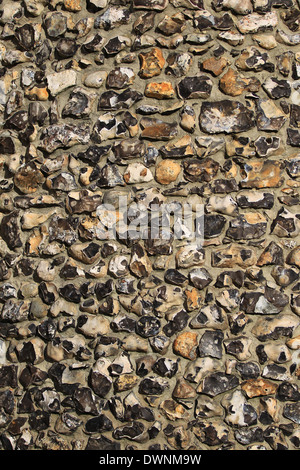 Parte di una delle pareti di pietra focaia del normanno costruito la chiesa di Saint Mary, Chilham, Kent Foto Stock