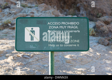 Sign in spagnolo e in inglese, 'nessuna voce, molto fragile zona, ci aiutano a preservare,' Llano de Uruanca altopiano, Parque Nacional de Foto Stock