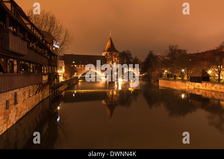 Il fiume Pegnitz con il Henkersteg bridge e il Henkerhaus, del carnefice, casa di notte, Norimberga, Media Franconia Foto Stock