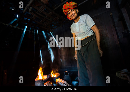 Uomo anziano in corrispondenza di un fuoco aperto nella capanna, Pa'O tribù della collina, vicino a Kalaw, Stato Shan, Myanmar Foto Stock