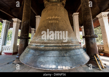 Il più grande del mondo di funzionamento campana, Mingun Bell, mazzuolo di legno, Mingun, Sagaing Regione, Myanmar Foto Stock