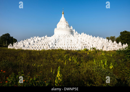 White buddista Pagoda Hsinbyume o Pagoda Myatheindan, Mingun, Sagaing Division, Myanmar Foto Stock