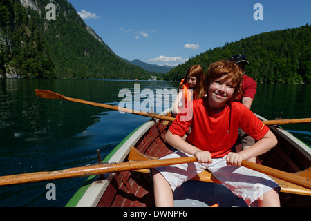 I bambini in una barca a remi sul lago di Königssee, Berchtesgadener Land district, Alta Baviera, Baviera, Germania Foto Stock
