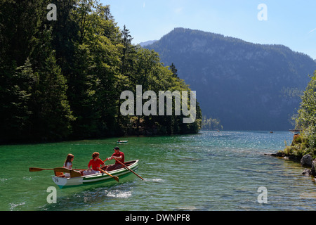 Una barca a remi sul lago di Königssee, Berchtesgadener Land district, Alta Baviera, Baviera, Germania Foto Stock
