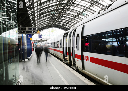 La piattaforma alla stazione centrale di Colonia o Hauptbahnhof, Colonia, nella Renania settentrionale-Vestfalia, Germania Foto Stock