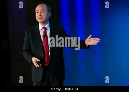 Washington DC, Stati Uniti d'America. 11 marzo 2014. Masayoshi figlio, fondatore, Presidente e Chief Executive Officer e Presidente di SoftBank Corporation parla presso l'U.S. Camera di Commercio . Credito: Kristoffer Tripplaar/Alamy Live News Foto Stock