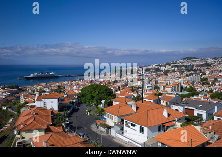 Vista della città di Funchal, la porta sul retro, Madeira, Portogallo Foto Stock