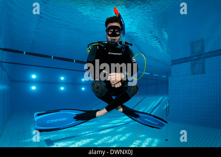 Addestramento subacqueo, bilanciamento in una piscina, Norimberga, Baviera, Germania Foto Stock