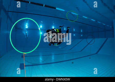 Addestramento subacqueo, subacqueo in una piscina, Norimberga, Baviera, Germania Foto Stock