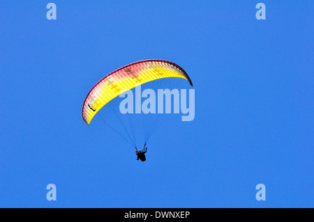 Parapendio a Le Puy-de-Dôme vulcano, Puy-de-Dôme, Francia Foto Stock