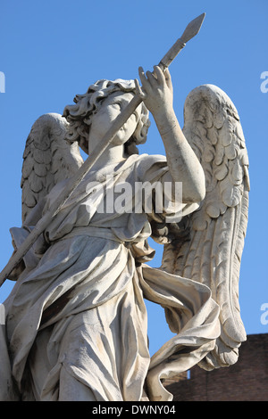 Angelo statua in San Angelo bridge. Roma, Italia Foto Stock