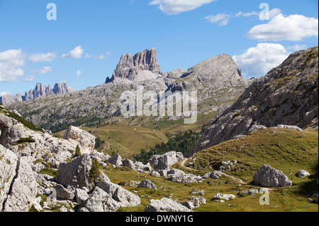 Sentiero escursionistico, monte Averau montagna, Passo Valparola, Dolomiti, della Regione del Veneto, Provincia di Belluno, Italia Foto Stock