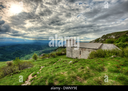 Sant Jerome chiesa sul monte Nanos in Slovenia, in Europa dopo la tempesta Foto Stock