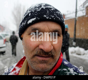 Srinagar Kashmir. Xii Mar, 2014. Un popolo del Kashmir a piedi durante una neve fresca caduta in Srinagar, capitale estiva di indiani controllata kashmir il 11 marzo 2014, il Kashmir ha vitnased hanno la caduta di neve da ultimo due giorni, autorità chiuso tutte le primarie e le scuole medie della regione stradale, il traffico aereo interrotto met office previsioni più neve, hilstorm, Rovesci temporaleschi. © Shafat Sidiq/NurPhoto/ZUMAPRESS.com/Alamy Live News Foto Stock