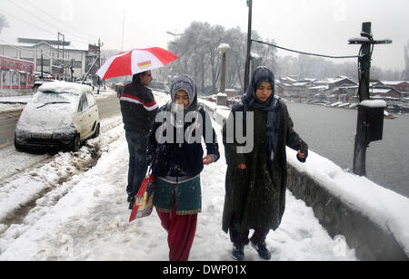 Srinagar Kashmir. Xii Mar, 2014. Un popolo del Kashmir a piedi durante una neve fresca caduta in Srinagar, capitale estiva di indiani controllata kashmir il 11 marzo 2014, il Kashmir ha vitnased hanno la caduta di neve da ultimo due giorni, autorità chiuso tutte le primarie e le scuole medie della regione stradale, il traffico aereo interrotto met office previsioni più neve, hilstorm, Rovesci temporaleschi. © Shafat Sidiq/NurPhoto/ZUMAPRESS.com/Alamy Live News Foto Stock