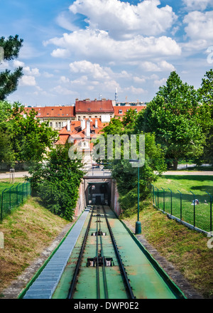 Vista sulla ferrovia del cavo dalla cabina della funicolare in movimento Foto Stock