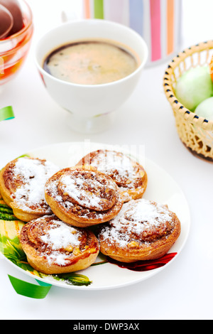 Panini alla cannella e caffe'. Pasqua. Colori di Primavera. Foto Stock