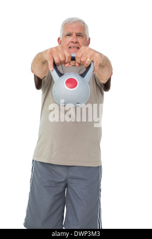 Ritratto di un uomo anziano che esercitano con bollitore bell Foto Stock