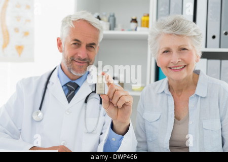 Senior femmina paziente medico in visita Foto Stock