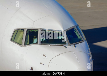 Due piloti in pozzetto di ispezione pre-volo Foto Stock