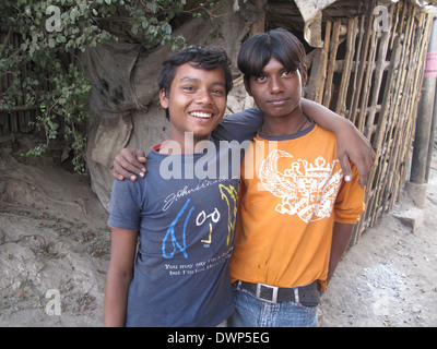 Due indiani teen boys in posa per la fotocamera in Kolkata, India, 26 gennaio 2009. Foto Stock