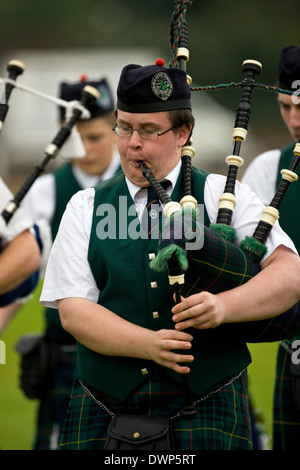 Pipers al Cowal raccolta. Il raduno è un tradizionale Highland Games che si tiene ogni anno a Dunoon in Scozia Foto Stock