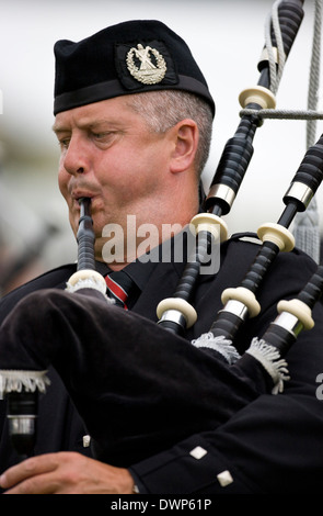 Piper a Cowal raccolta. Il raduno è un tradizionale Highland Games che si tiene ogni anno a Dunoon in Scozia Foto Stock