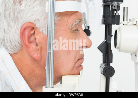 Senior uomo ottenendo la sua cornea selezionata Foto Stock