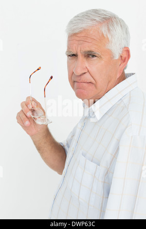 Ritratto di un anziano uomo con occhiali Foto Stock