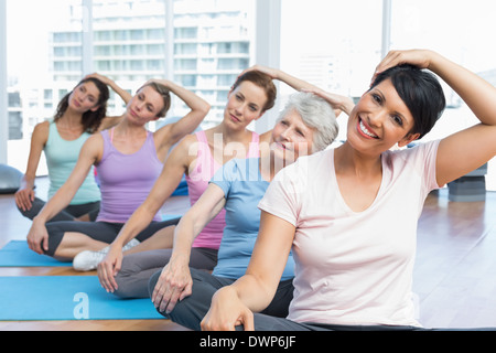 Classe collo di stiramento in fila alla classe di yoga Foto Stock