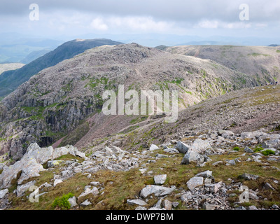 Vista da Scafell Pike, Inghilterra del più alto monte, alla rupe di ampia e grande fine, nel distretto del lago, Cumbria Foto Stock