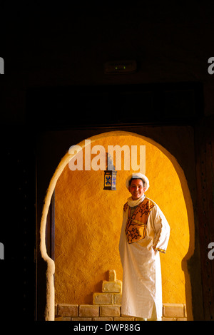 Berber l uomo in costume berbero, Merzouga, Marocco, Africa del Nord Foto Stock