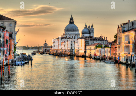 Il Canal Grande a Venezia - Santa Maria della Salute, Chiesa della Salute nel crepuscolo crepuscolo presso il Grand Canal Venezia Italia Foto Stock