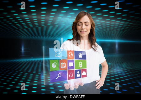 Sorridente imprenditrice che mostra il menu app Foto Stock