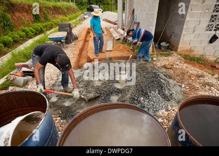 I lavoratori edili stanno costruendo una casa con blocchi di cemento, provincia di Cocle, Repubblica di Panama, America Centrale. Foto Stock