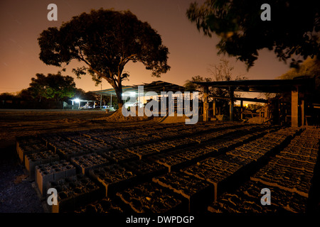 Notte a materiali di costruzione impianto Industrias Gordon S.A. in Penonome, Cocle Affitto provincia, Repubblica di Panama. Foto Stock