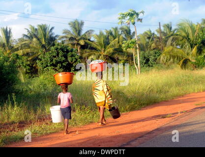 Xai-Xai, Mozambico. 02Mar, 2013. Le ragazze portano riempito ciotole sulle loro teste su strada in Xai-Xai, Mozambico, 02 marzo 2013. Foto: Britta Pedersen - NESSUN SERVIZIO DI FILO-/dpa/Alamy Live News Foto Stock