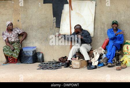 Xai-Xai, Mozambico. 02Mar, 2013. Un fornitore offre scarpe in strada in Xai-Xai, Mozambico, 02 marzo 2013. Foto: Britta Pedersen - NESSUN SERVIZIO DI FILO-/dpa/Alamy Live News Foto Stock