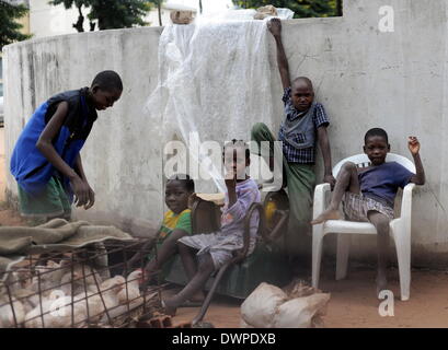 Xai-Xai, Mozambico. 02Mar, 2013. Bambini vendere polli vivi su strada in Xai-Xai, Mozambico, 02 marzo 2013. Foto: Britta Pedersen - NESSUN SERVIZIO DI FILO-/dpa/Alamy Live News Foto Stock