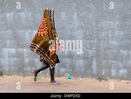 Xai-Xai, Mozambico. 02Mar, 2013. Una donna stessa protegge dalla pioggia con un Kapolana in Xai-Xai, Mozambico, 02 marzo 2013. Foto: Britta Pedersen - NESSUN SERVIZIO DI FILO-/dpa/Alamy Live News Foto Stock